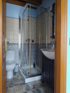 Un baño con ducha, lavabo e inodoro. en Casa Angelita, en Intriago
