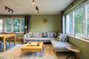 a living room with a couch and a table at Le Havre de la Forêt in Dochamps