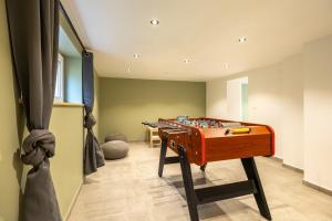 a room with a foosball table in a room at Le Havre de la Forêt in Dochamps