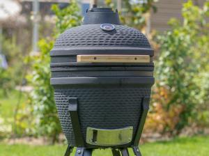 Huisje met uitzicht op de polder aan het water في Oud-Ade: سلة المهملات السوداء موضوعة في العشب