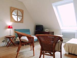 ein Zimmer mit zwei Stühlen und einem Tisch und einem Fenster in der Unterkunft Ker Eon - Les Gîtes de la Côte d'Amour in Batz-sur-Mer