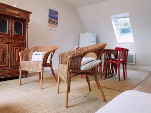 ein Esszimmer mit Stühlen und einem Tisch mit Kühlschrank in der Unterkunft Ker Eon - Les Gîtes de la Côte d'Amour in Batz-sur-Mer