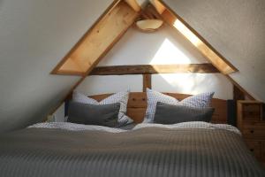 En eller flere senge i et værelse på Ferienhaus mit Elbblick