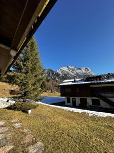 een huis met een boom naast een gebouw bij Cortina Chalet Skyview in Zuel