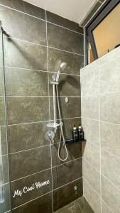 Et badeværelse på Sunway Onsen Suite Theme Park View 2BR