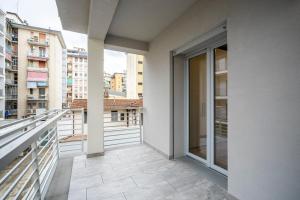 ein Balkon mit Blick auf ein Gebäude in der Unterkunft Venovela Luxury Retreat - Private Free Parking in Florenz