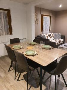 een eettafel met stoelen en een bank bij Au Doubs lac in Malbuisson