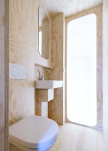 Huisje met uitzicht op de polder aan het water في Oud-Ade: حمام مزود بمرحاض ومغسلة ومرآة +43 صورة