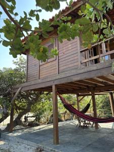 Canto do Mar - Atins - Lençóis Maranhenses في أتينز: منزل شجرة مع أرجوحة على شجرة