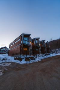 a row of houses on the side of a road at Spa privé et billard pret de la montagne de ski Stoneham 12 personnes in Stoneham