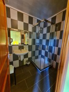 Ένα μπάνιο στο Chambre 1 , Maison d'Hôtes du Holley