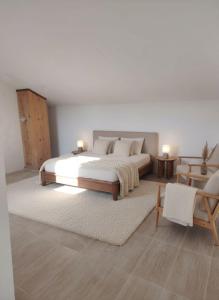 KatuniSun and Stone Cottage的一间卧室，里面有一张床、一张桌子和一把椅子