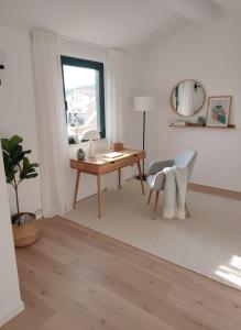 KatuniSun and Stone Cottage的带书桌和椅子的客厅