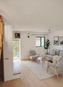 KatuniSun and Stone Cottage的客厅里有一张沙发和一张桌子。