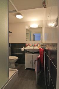 Ένα μπάνιο στο Chambre Bergamote, Au pied de la Colline