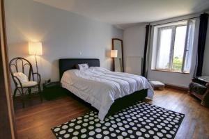 Ένα ή περισσότερα κρεβάτια σε δωμάτιο στο Chambre Bergamote, Au pied de la Colline