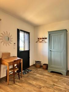 comedor con mesa y puerta en Chambre "Belle Etoile" Les Jardins de la Tuilerie, en Faverolles
