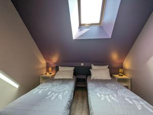 Una cama o camas en una habitación de Suite familiale, L'Etoile de la Fontchevrière