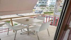 Ἀθῆναι JetInn في مركوبوولو: طاولة وكراسي على شرفة مطلة على الشارع +32 صورة