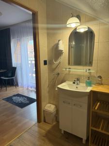 扎科帕内Kowali Wierch的浴室里有洗手池和镜子 更多84张照片