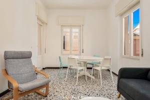 a living room with a table and chairs at Tik Tok, TerreMarine in Bonassola