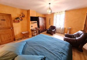 una camera da letto con un letto blu e mobili in pelle di Au fil du temps 54 a Lironville