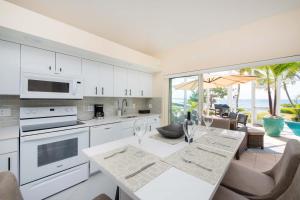 Η κουζίνα ή μικρή κουζίνα στο Pools of the Kai 10