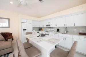 Η κουζίνα ή μικρή κουζίνα στο Pools of the Kai 10 +14 φωτογραφίες