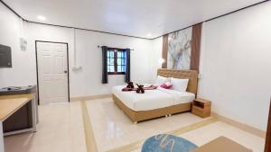 En eller flere senge i et værelse på Lanta Beautiful beach house 2