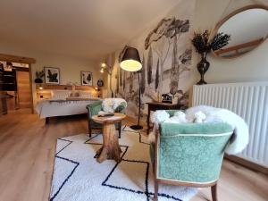a living room with two chairs and a mirror at Chambre 1, La Perpontaise in Boismont