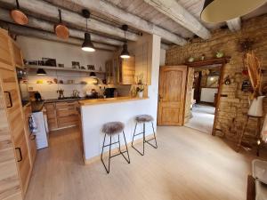 BoismontにあるChambre 1, La Perpontaiseのカウンター付きのキッチン、バーのスツール2つ +6枚の写真