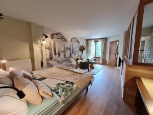 a bedroom with a large bed in a room at Chambre 1, La Perpontaise in Boismont +5 photos