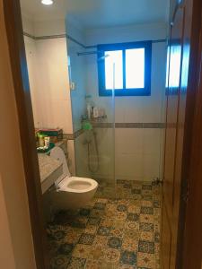 een badkamer met toilet en glazen douche bij Riviera Residency luxury apartment flat no AG 1 in Arpora