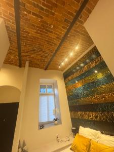 una camera da letto con un muro di mattoni e una finestra di Old Town Pomorska Luxury Apartment a Breslavia Altre 7 foto