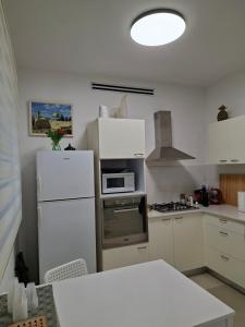 Η κουζίνα ή μικρή κουζίνα στο K Home כרמי גת +16 φωτογραφίες