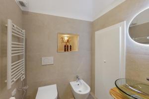 um banheiro com vaso sanitário e pia em Da I Ciarui Casa Vacanze em Dolceacqua mais 15 fotografias