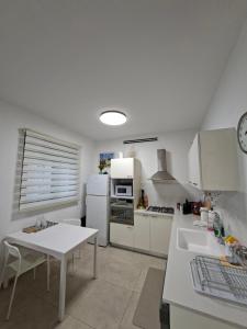 Η κουζίνα ή μικρή κουζίνα στο K Home כרמי גת