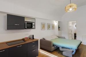 um quarto com uma cama e uma secretária com um micro-ondas em Da I Ciarui Casa Vacanze em Dolceacqua