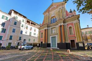 um pequeno carro branco estacionado em frente a um edifício em Da I Ciarui Casa Vacanze em Dolceacqua