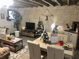 Cocon en bois Majeur - 4 couchages au cœur de Limoux في ليمو: غرفة معيشة مع طاولة وشجرة عيد الميلاد