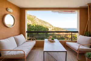 een woonkamer met een bank en een tafel bij T2, swimming pool, Tennis MC in Beausoleil