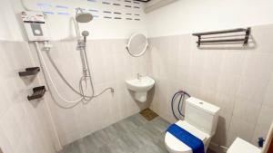 Et badeværelse på Lanta Beautiful beach house 2 + 18 billeder