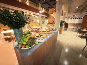 CASA ROMA Hostel Boutique في تاراغونا: طابور بوفيه مع اطباق طعام في مطعم