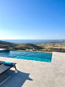 Villa House Theasis في Episkopianá: اطلالة على مسبح من فيلا