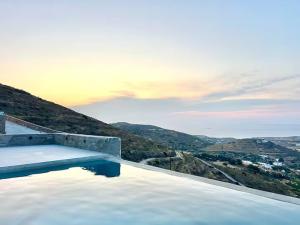 Villa House Theasis في Episkopianá: مسبح مطل على الجبال