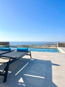 Villa House Theasis في Episkopianá: طاولة نزهة مطلة على المحيط