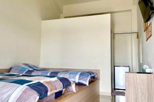 a bedroom with two beds and a mirror at 宜蘭好窄平價民宿 in Zhuangwei