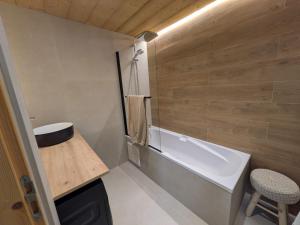 Koupelna v ubytování Juracîmes Appartements + 41 fotografií