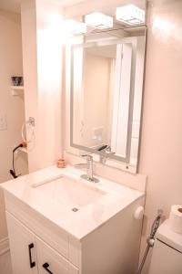 Ένα μπάνιο στο Oshawa Two Bedroom Private Suite +22 φωτογραφίες