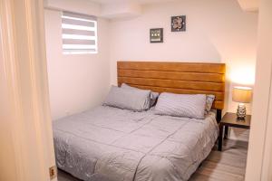 Ένα ή περισσότερα κρεβάτια σε δωμάτιο στο Oshawa Two Bedroom Private Suite